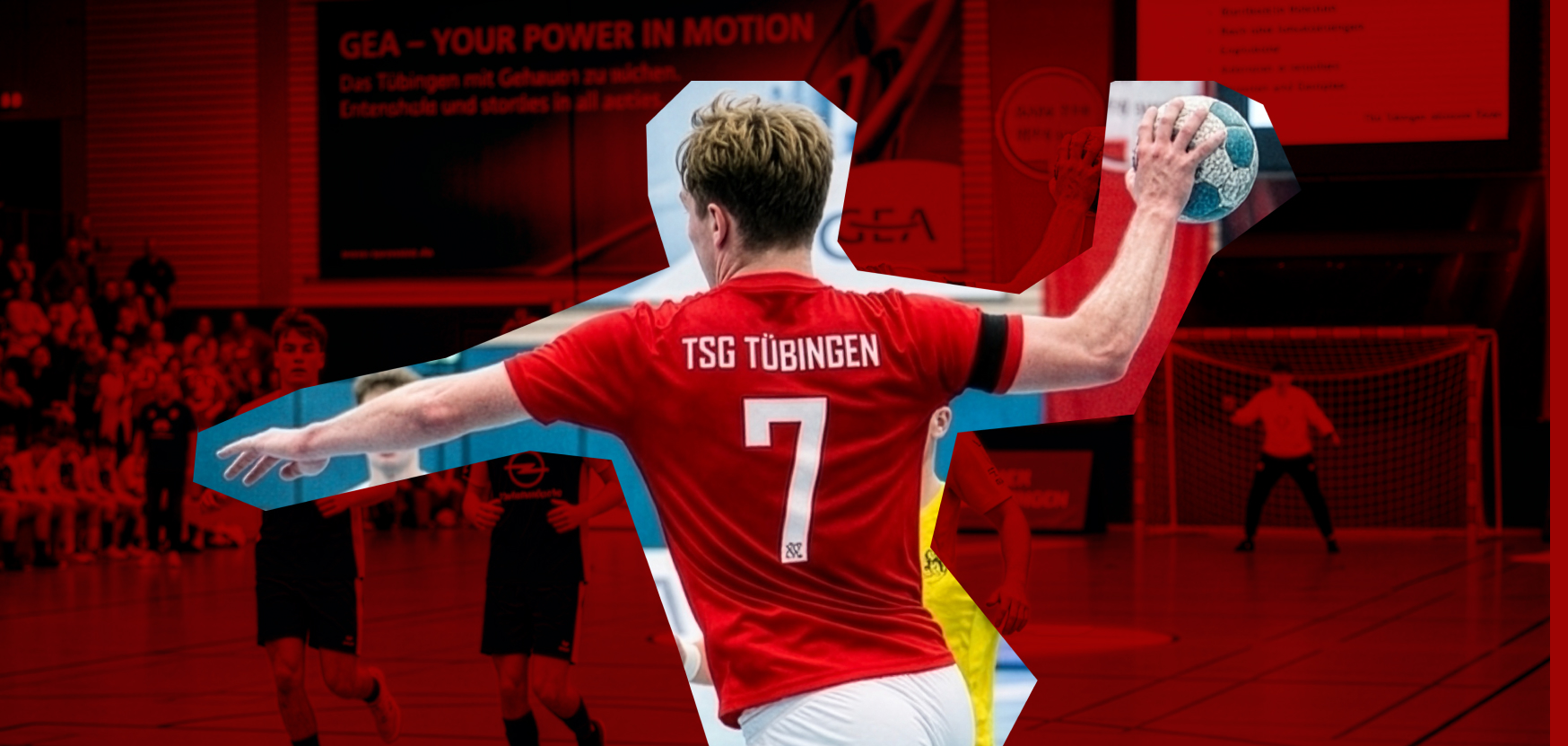 Ein Handballspieler in rotem Trikot mit der Nummer 7 wirft den Ball in einer Sporthalle.