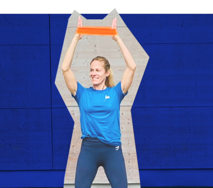 Frau in blauem Sportshirt hebt ein orangefarbenes Band über dem Kopf vor blauem Hintergrund.
