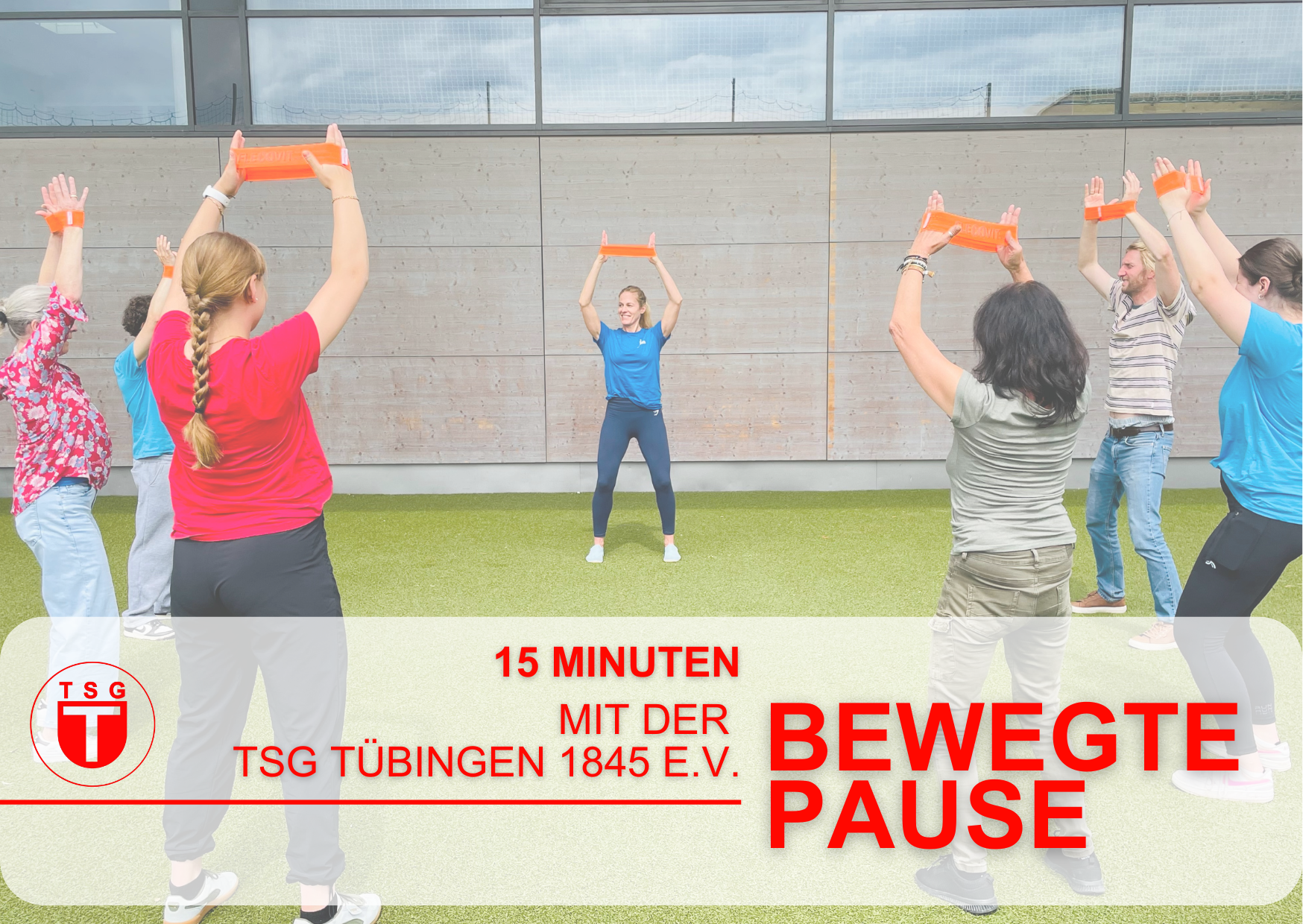 Eine Gruppe von Menschen führt auf einem Sportplatz Fitnessübungen mit orangefarbenen Trainingsgeräten durch. Im Vordergrund ist ein Banner mit dem Logo der TSG Tübingen und dem Text „15 MINUTEN MIT DER TSG TÜBINGEN 1845 E.V. BEWEGTE PAUSE“ eingeblendet.