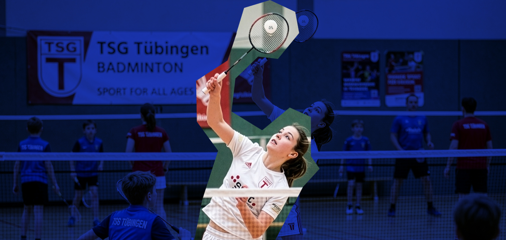 Eine Badmintonspielerin schlägt den Federball mit einem Schläger.